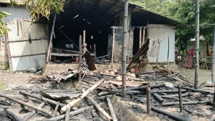 মুহূর্তেই ছাই হয়ে গেলো দিন মুজুরের বসত ঘরটি